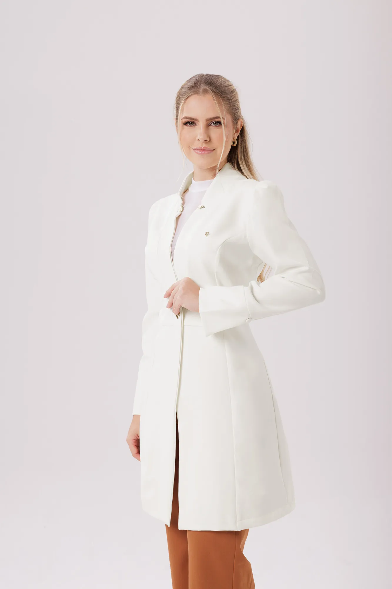 Jaleco off-white Classic feminino com gola alta