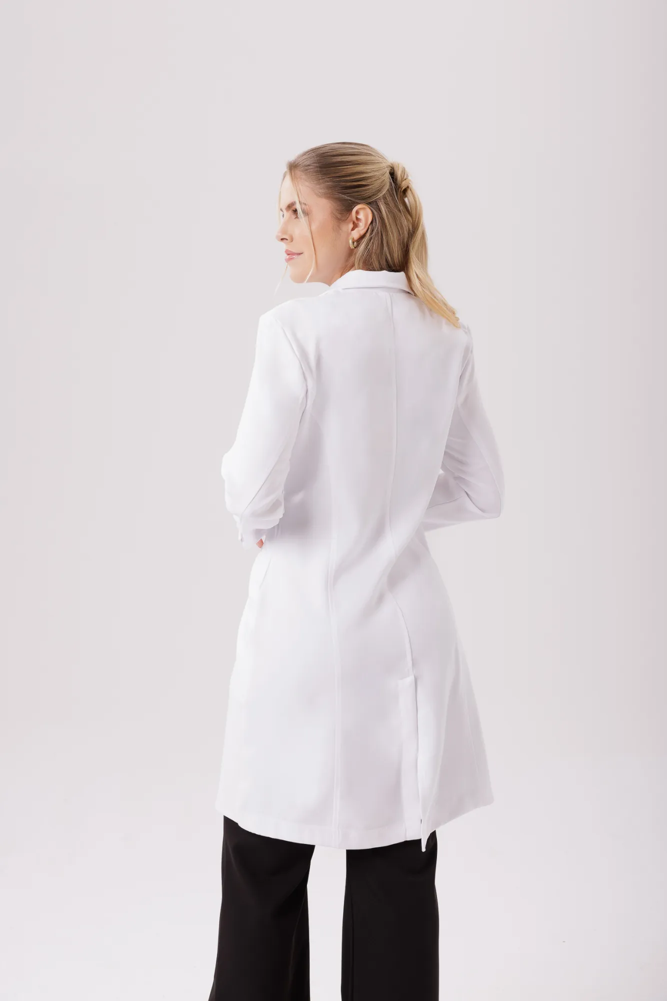 Jaleco branco Luna feminino visto de costas