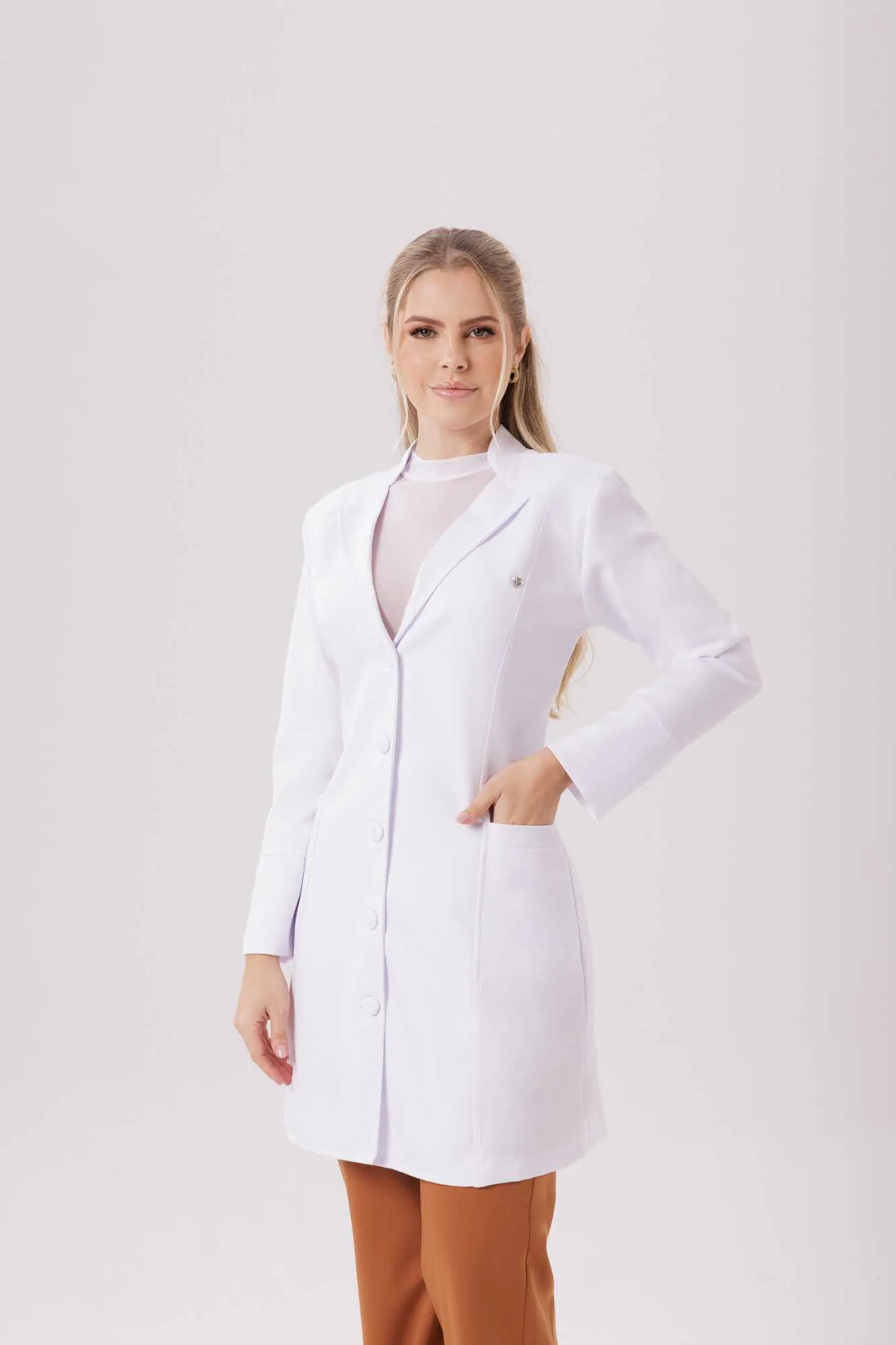 Jaleco branco Medical feminino com botões e lapela