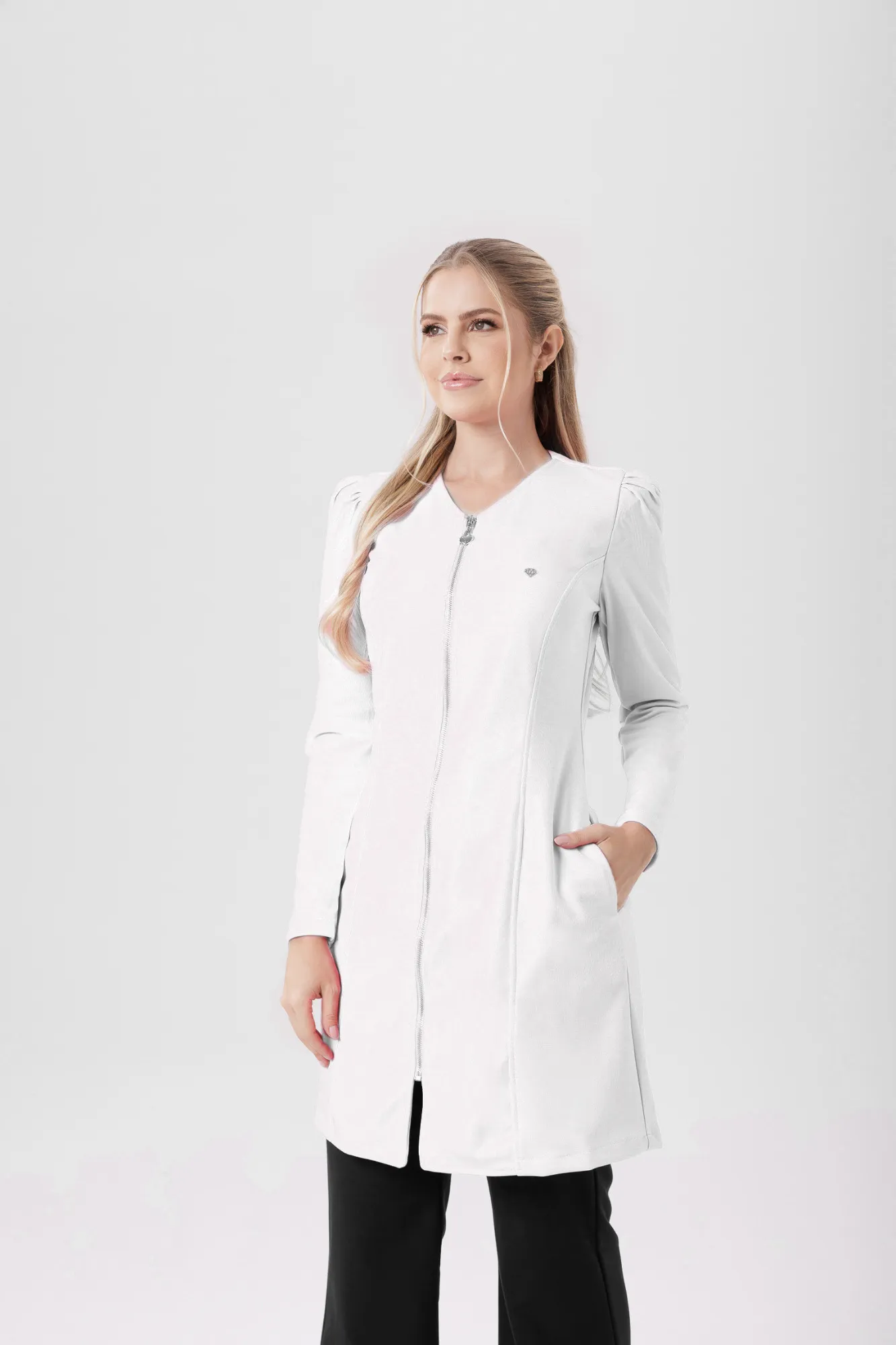 Jaleco branco Princess feminino com zíper e ombros franzidos