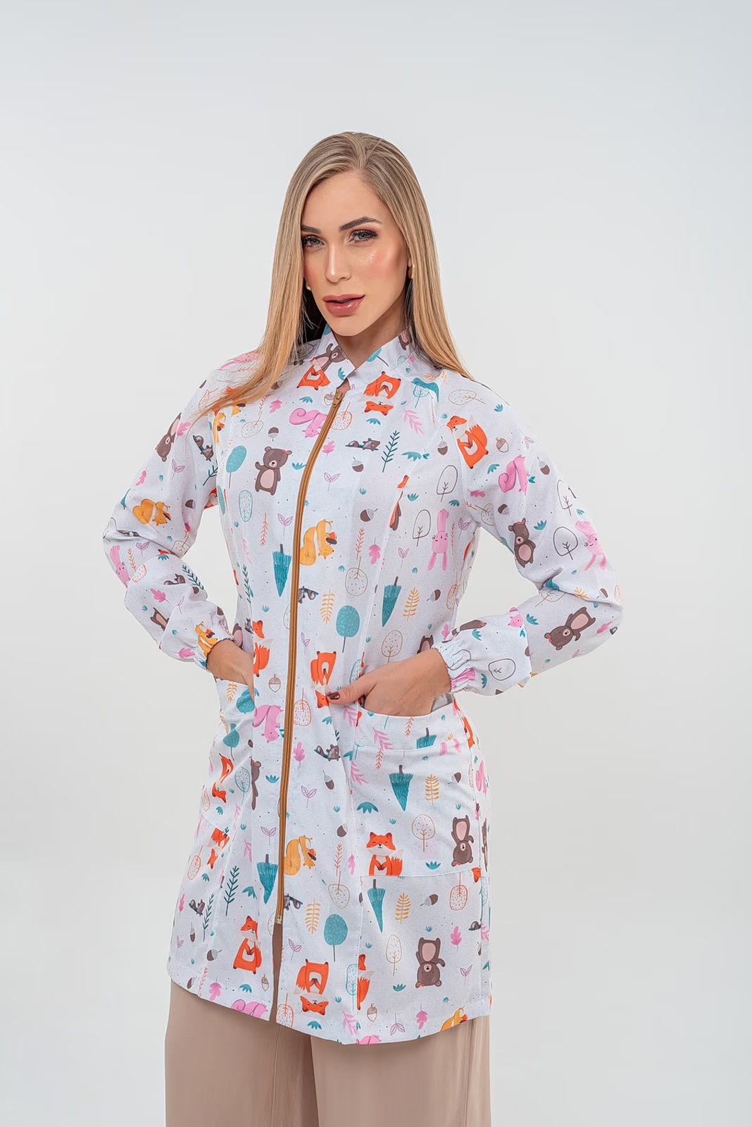 Jaleco colorido branco com estampa de animais da floresta