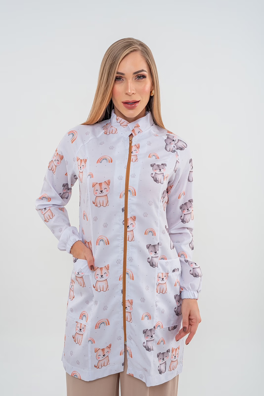 Jaleco colorido branco com estampa de cães e arco-íris
