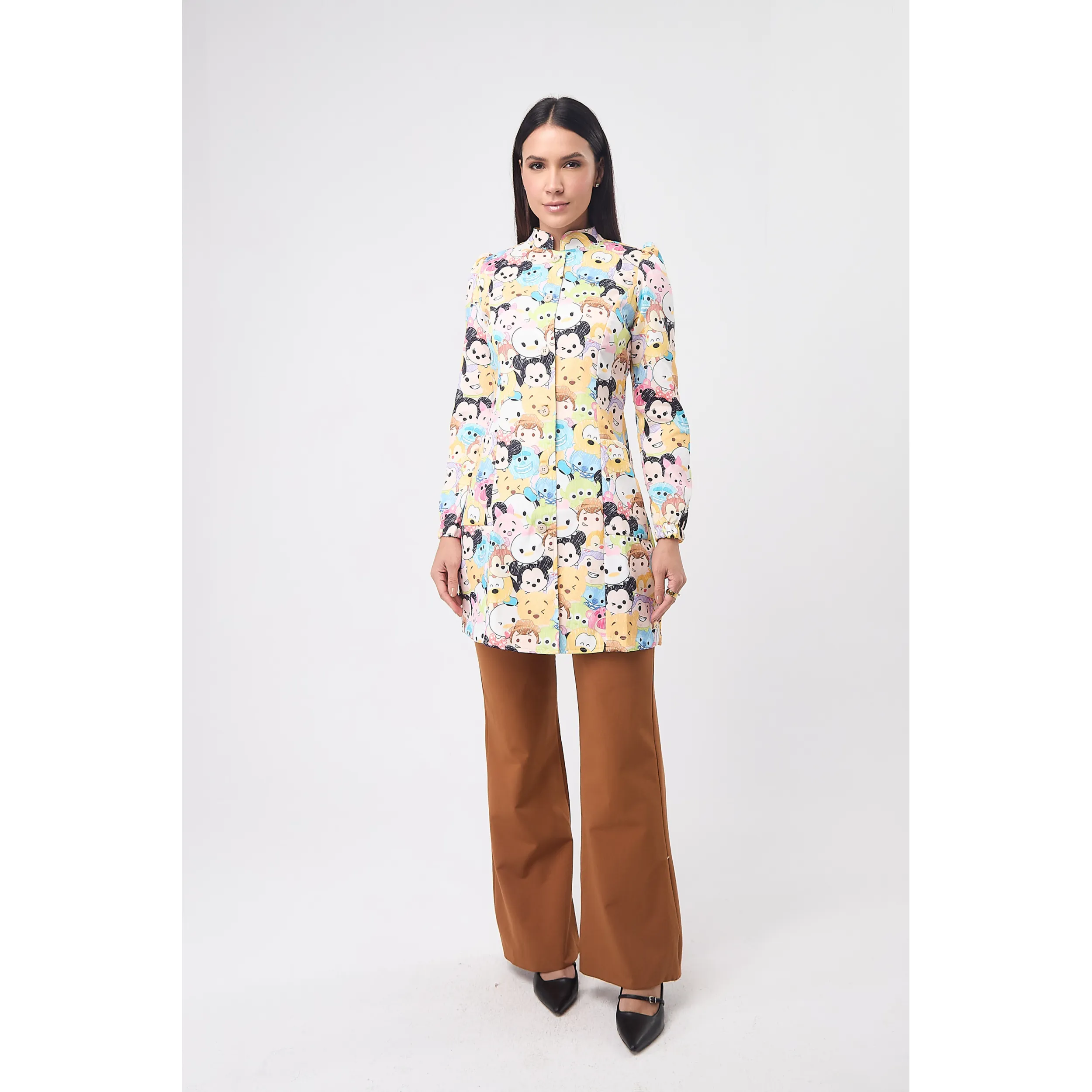 Jaleco colorido com estampa Disney Tsum Tsum visto de frente