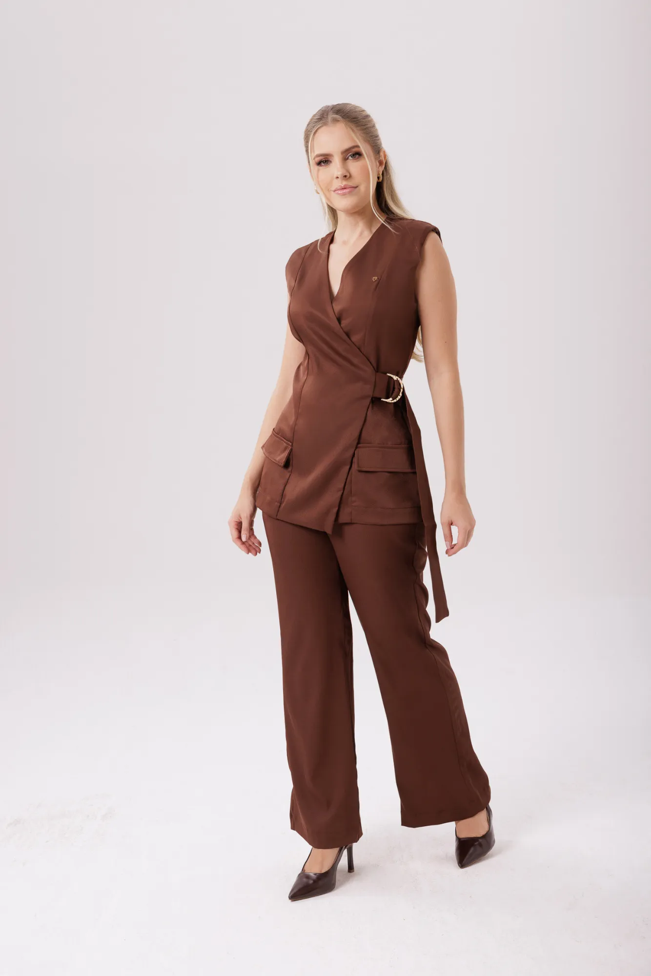 Conjunto Clinic marrom feminino com colete e calça