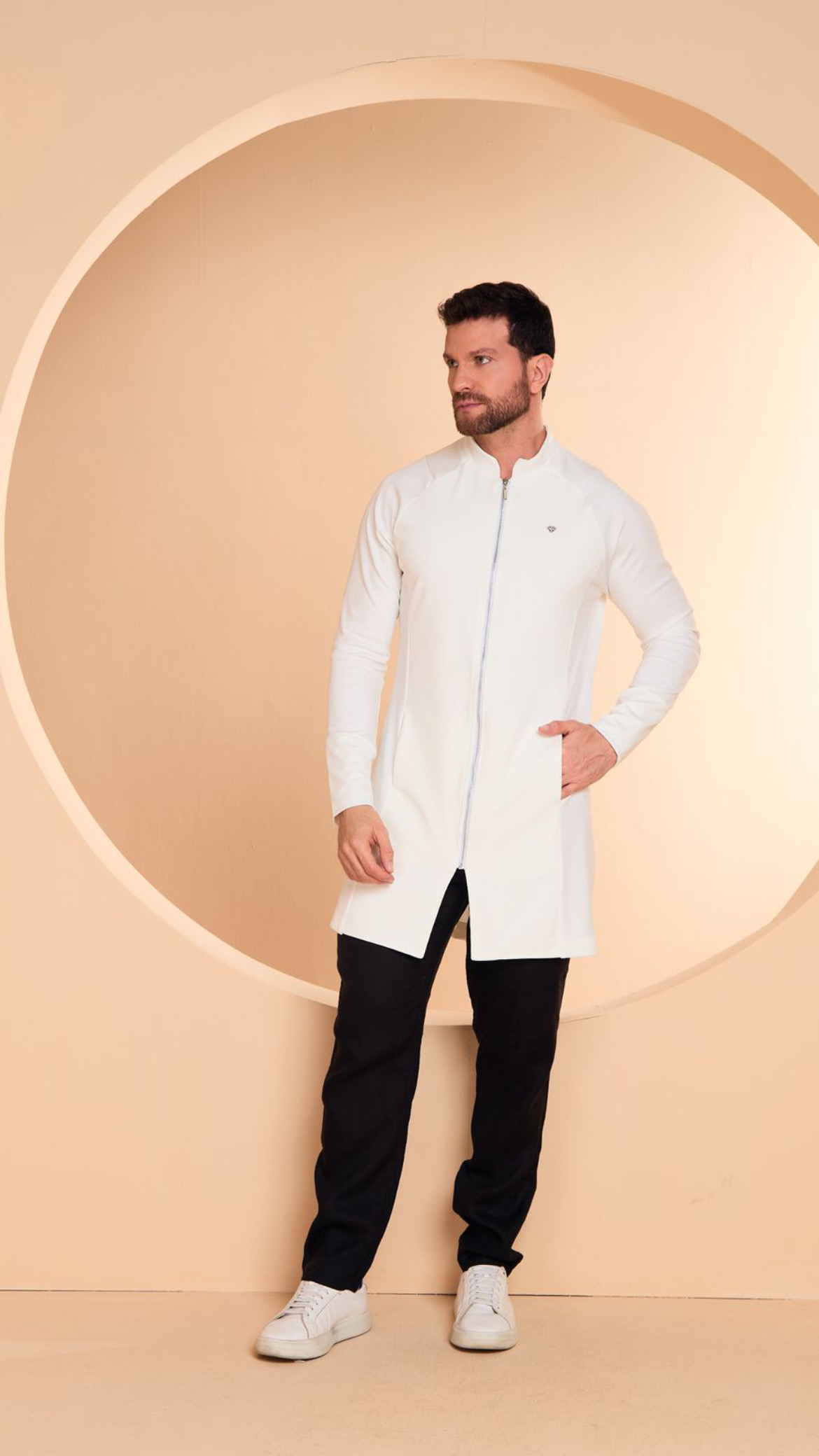 Jaleco masculino off-white longo com zíper e gola alta