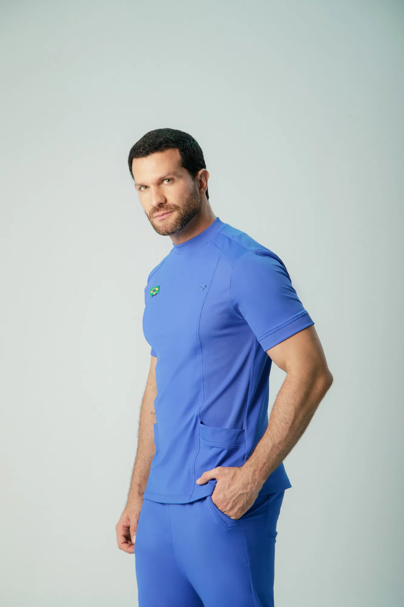 Scrub Comfort masculino azul-royal em perfil