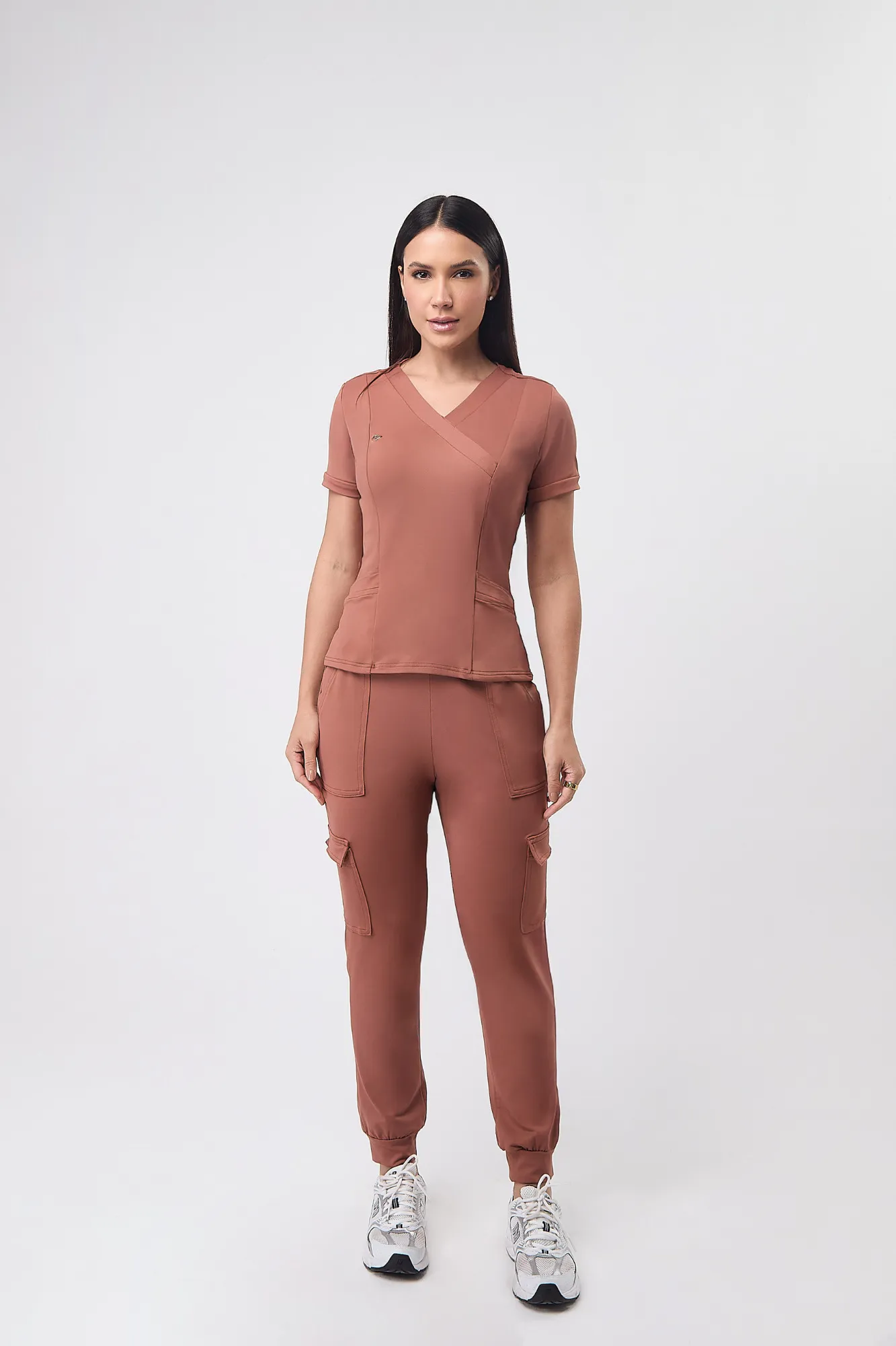 Scrub New Action terracota feminino com calça jogger cargo