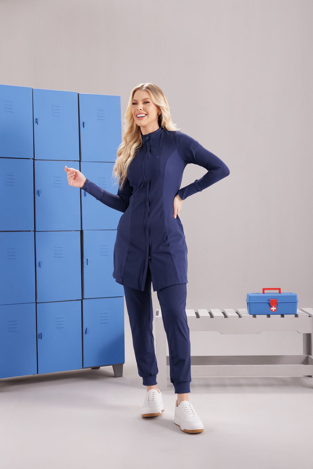 Scrub Premium azul-marinho feminino longo com zíper