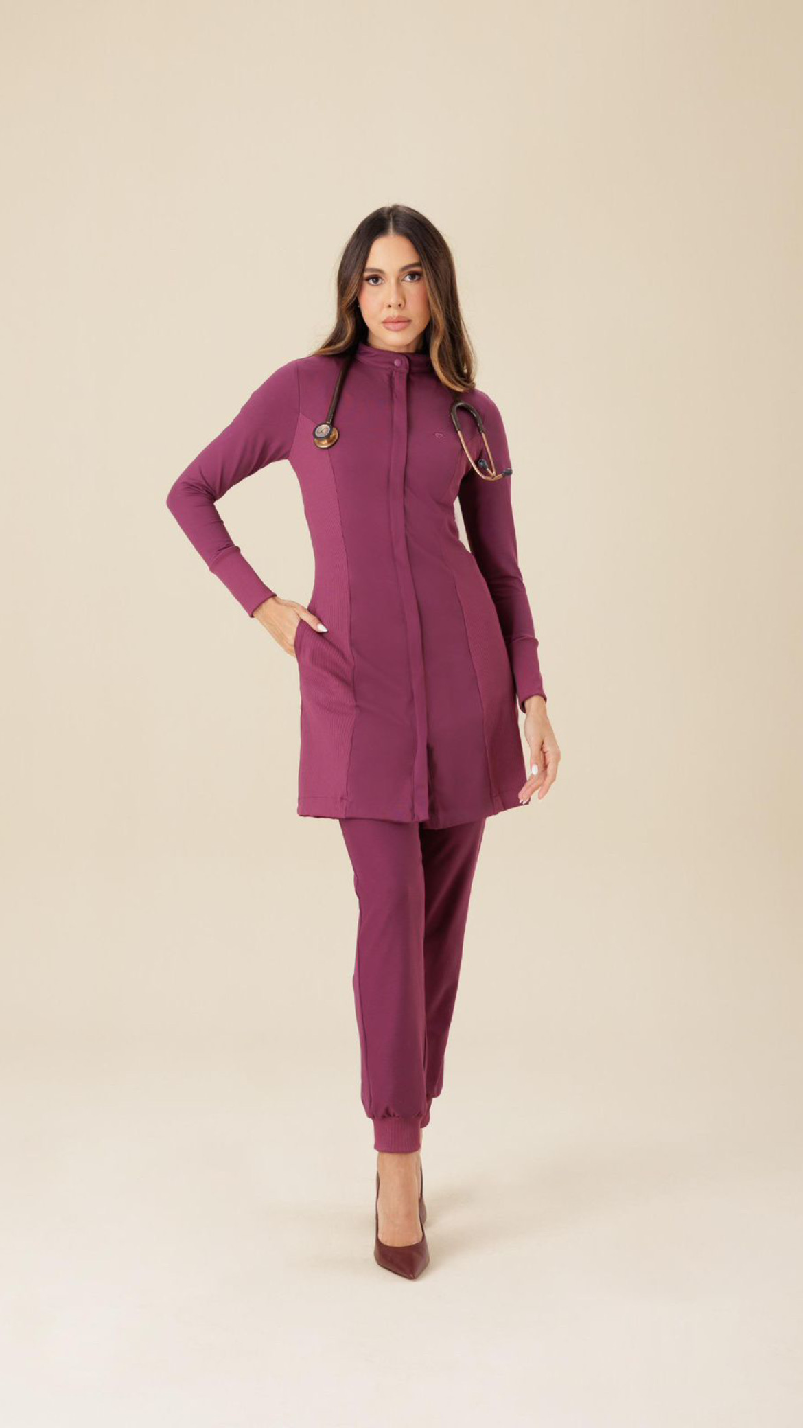 Scrub Premium vinho feminino longo com gola alta