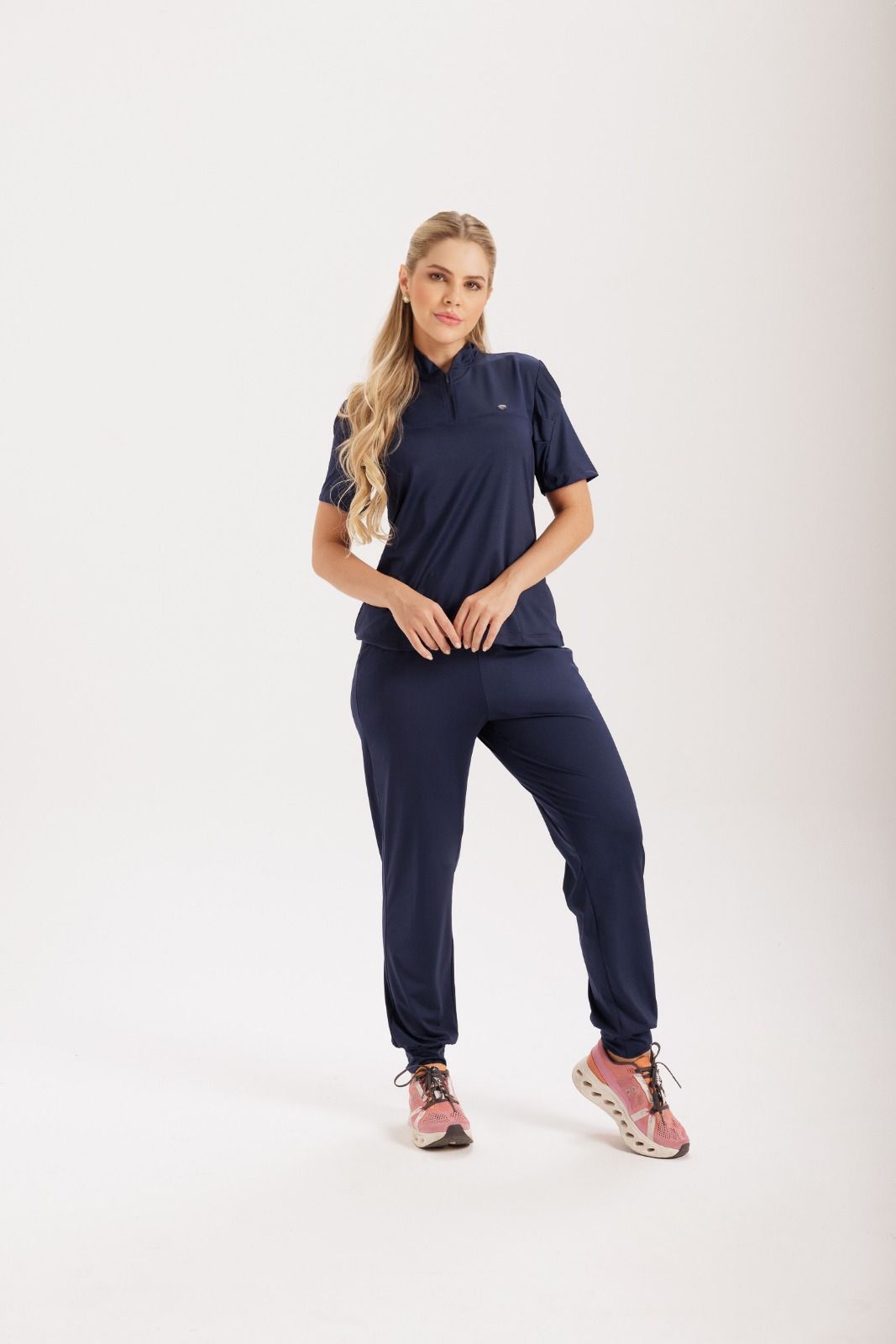Scrub Premium azul-marinho feminino com gola meio-zíper